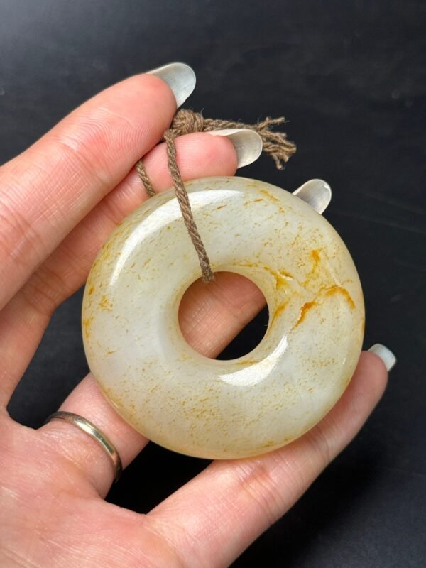 Hetian jade large peace buckle, safe and smooth, a happy life, full shape, smooth and delicate jade