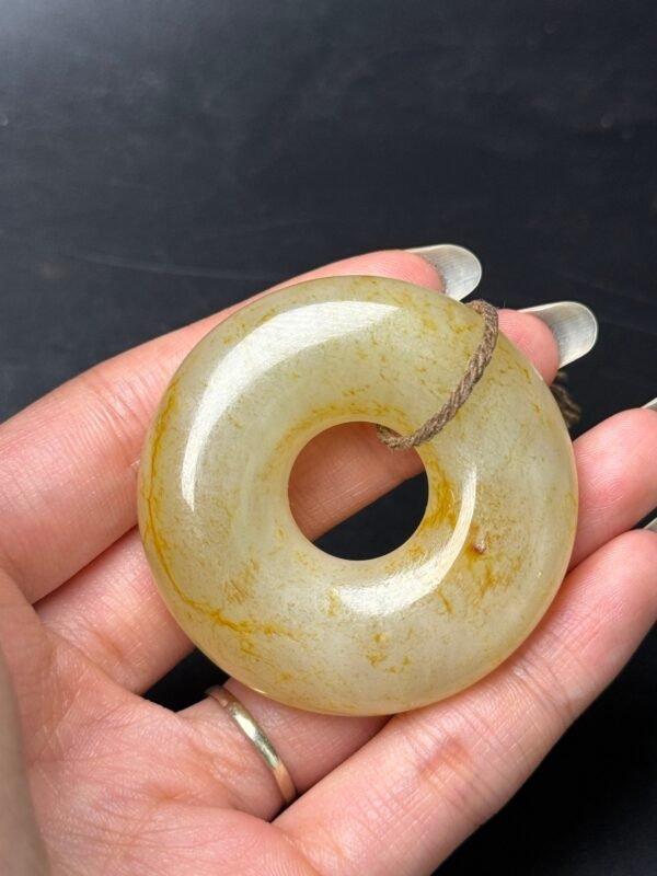 Hetian jade large peace buckle, safe and smooth, a happy life, full shape, smooth and delicate jade - Image 2