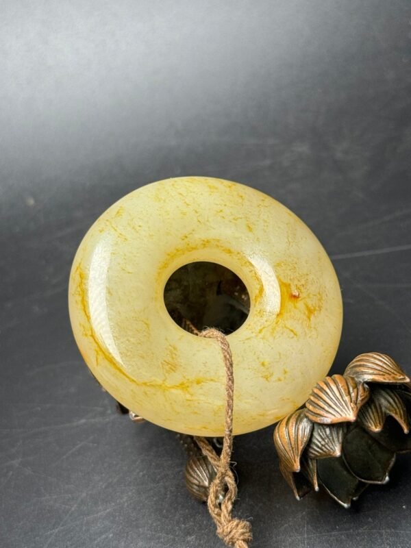 Hetian jade large peace buckle, safe and smooth, a happy life, full shape, smooth and delicate jade - Image 5