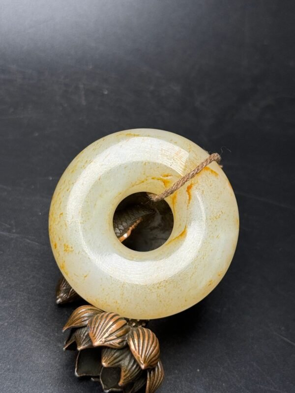 Hetian jade large peace buckle, safe and smooth, a happy life, full shape, smooth and delicate jade - Image 8