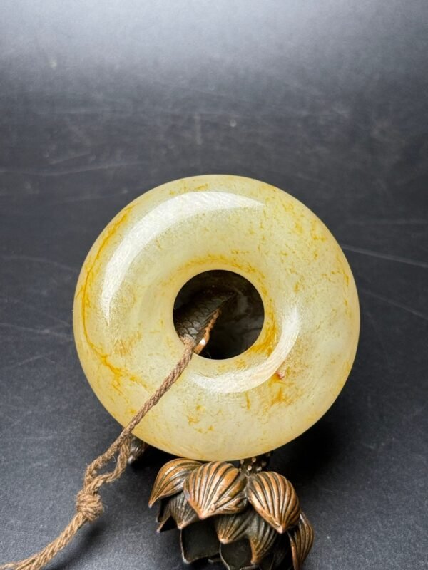 Hetian jade large peace buckle, safe and smooth, a happy life, full shape, smooth and delicate jade - Image 9