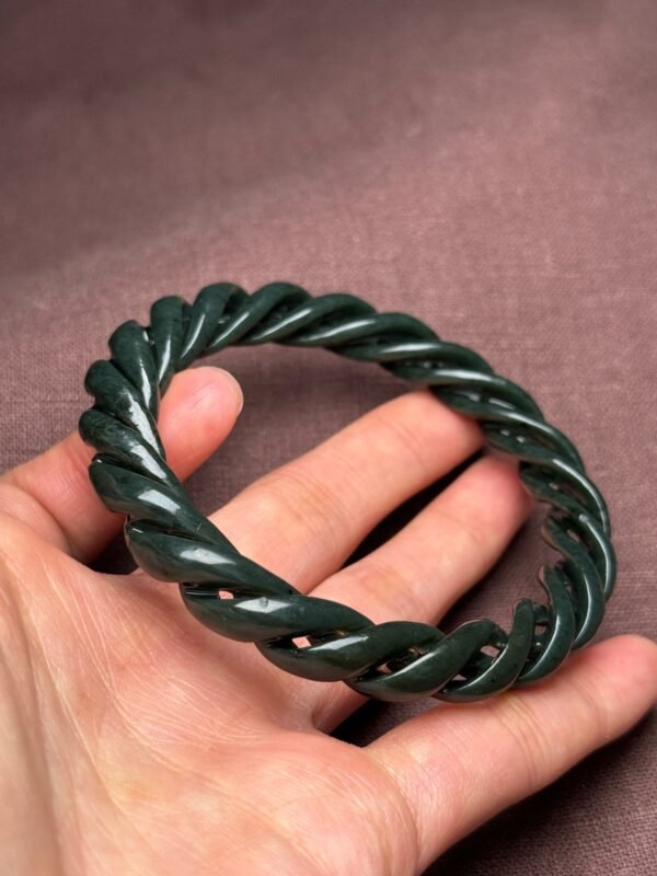 Hetian jade green jade twist bracelet, beautiful bracelet shape, smooth carving lines