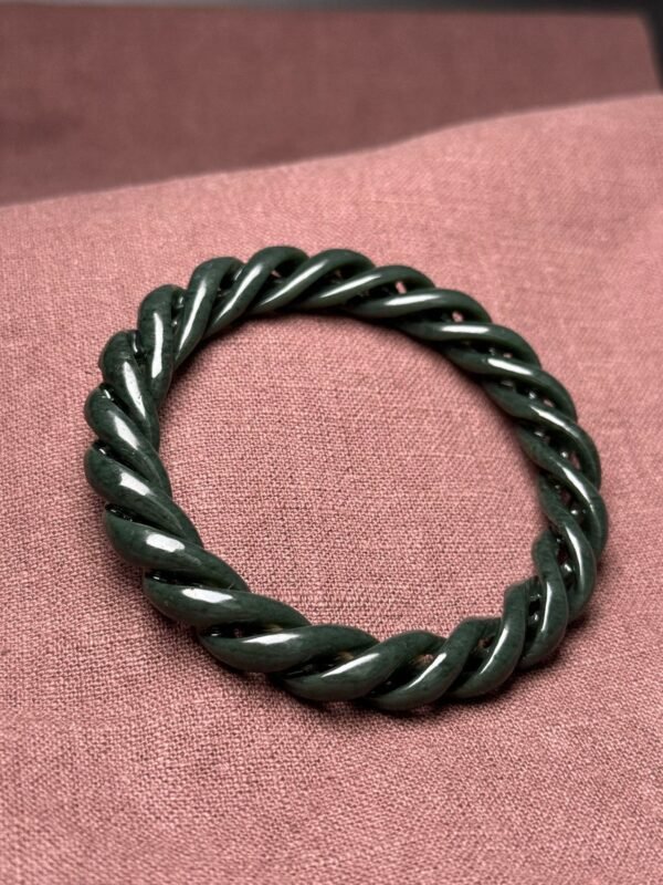 Hetian jade green jade twist bracelet, beautiful bracelet shape, smooth carving lines - Image 2