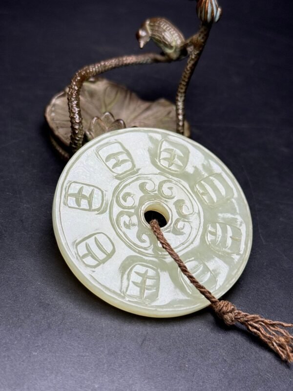 Hetian jade bi, rich in the world, auspicious, simple shape, experienced knife skills