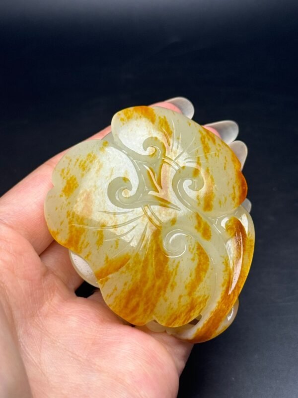 Hetian jade hand-held piece, carved with Chilong, attracting wealth and fortune
