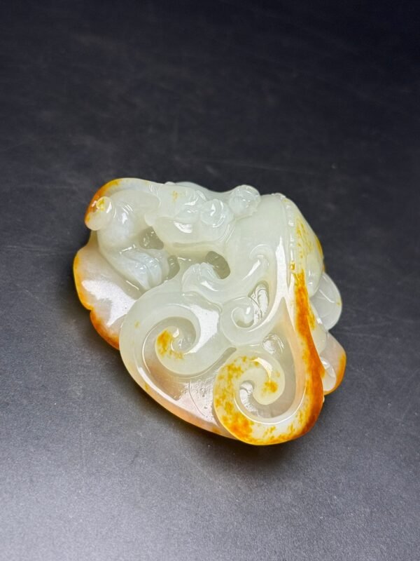 Hetian jade hand-held piece, carved with Chilong, attracting wealth and fortune - Image 9