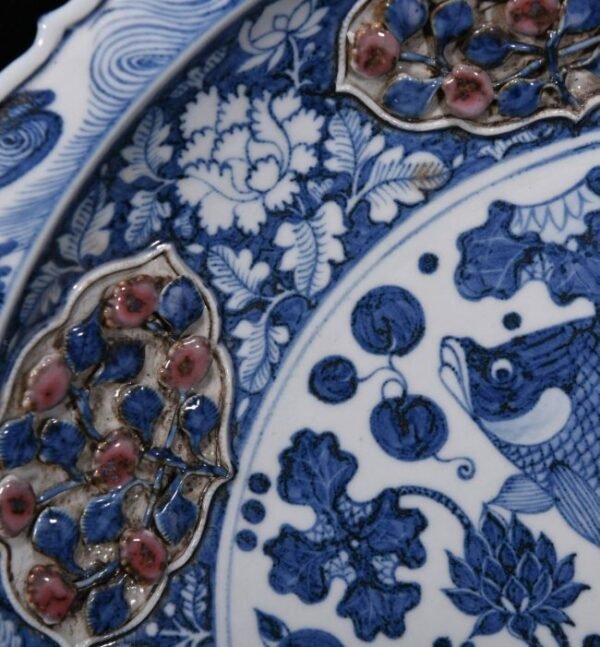 Yuan Dynasty blue and white underglaze red pinch flower fish algae pattern plate - Image 3