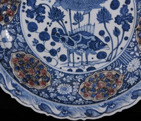Yuan Dynasty blue and white underglaze red pinch flower fish algae pattern plate - Image 5