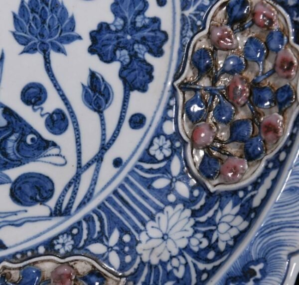Yuan Dynasty blue and white underglaze red pinch flower fish algae pattern plate - Image 6