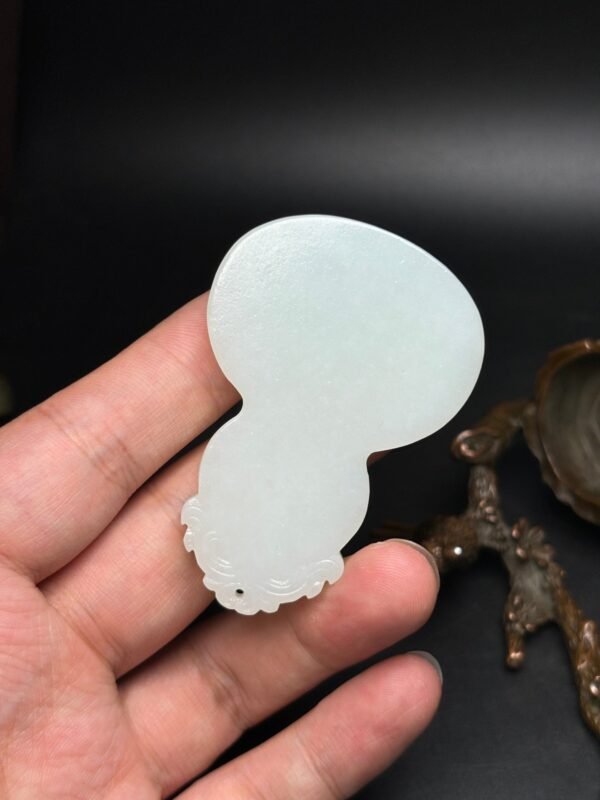 Exquisite Hetian jade gourd peace pendant