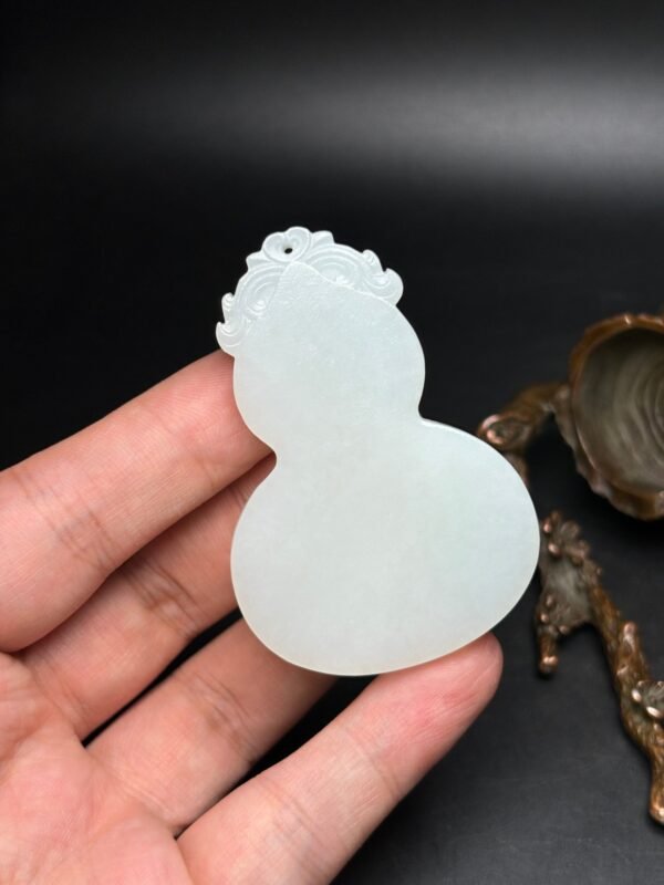 Exquisite Hetian jade gourd peace pendant - Image 2