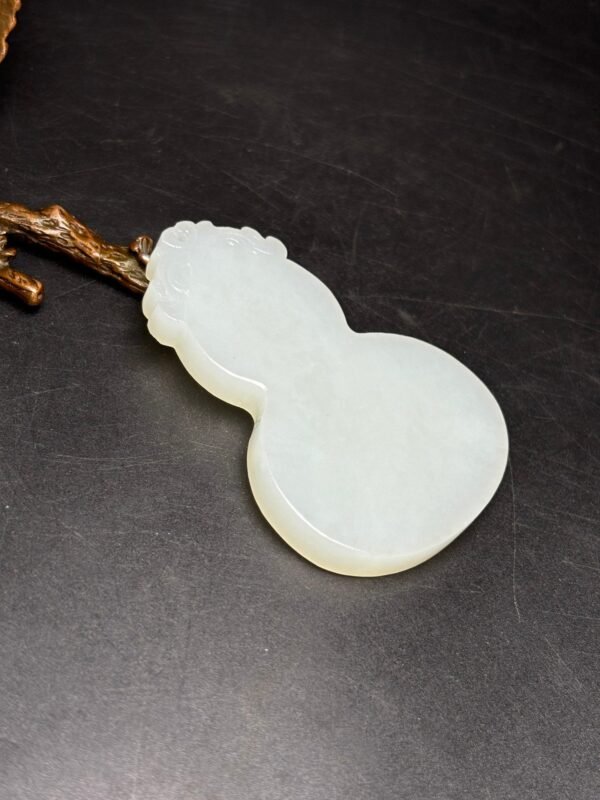 Exquisite Hetian jade gourd peace pendant - Image 3