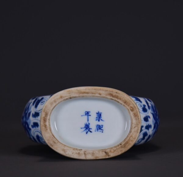 old Qing Kangxi blue and white landscape double-eared flat vase - Image 9