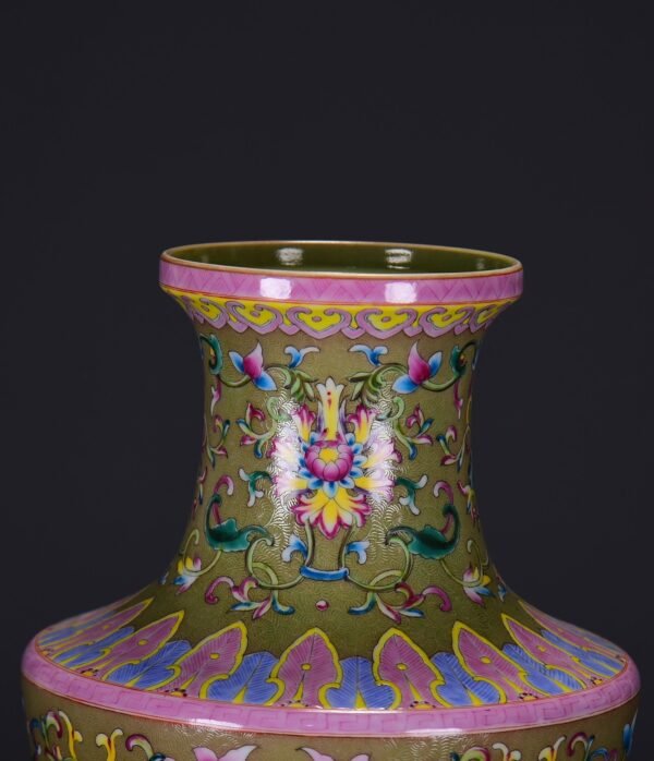 old collection of a Qing Dynasty Qianlong period plate-mouthed vase with a foreign-style lotus - Image 3