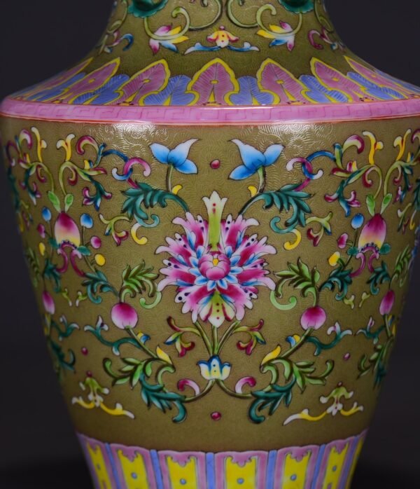 old collection of a Qing Dynasty Qianlong period plate-mouthed vase with a foreign-style lotus - Image 4