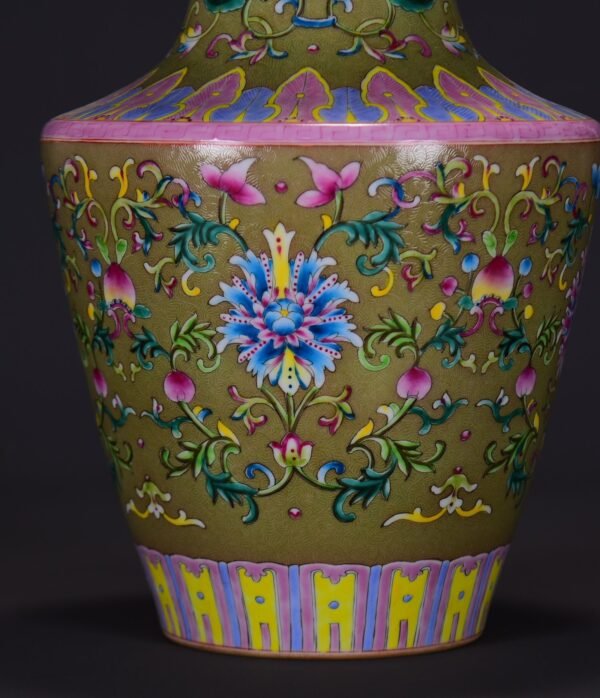 old collection of a Qing Dynasty Qianlong period plate-mouthed vase with a foreign-style lotus - Image 5