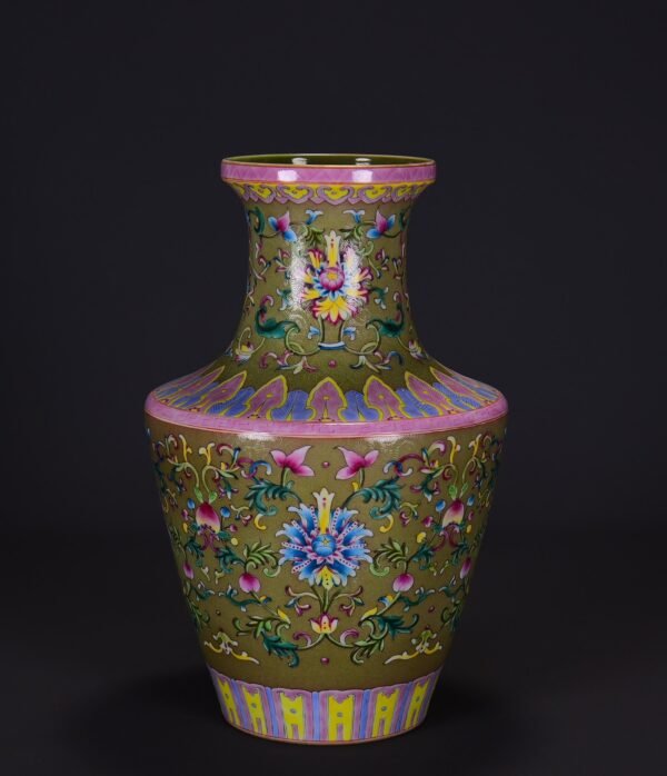 old collection of a Qing Dynasty Qianlong period plate-mouthed vase with a foreign-style lotus