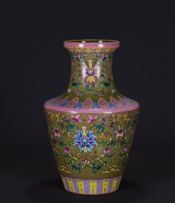 old collection of a Qing Dynasty Qianlong period plate-mouthed vase with a foreign-style lotus - Image 7