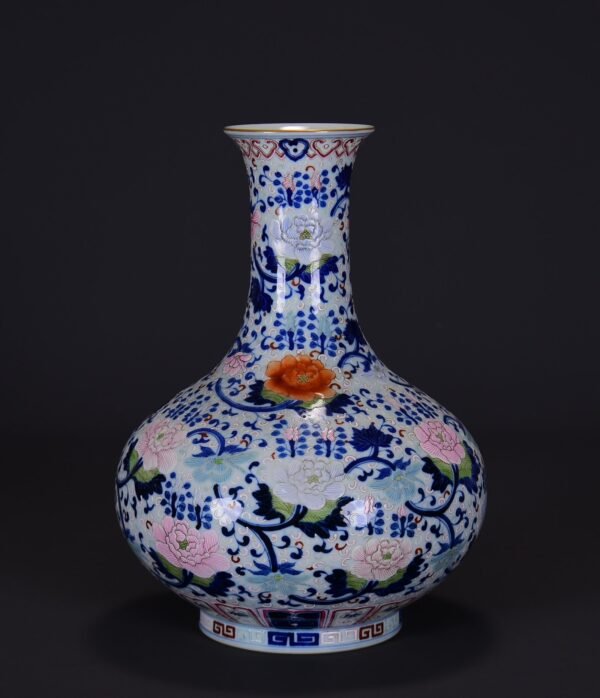 old collection of Qing Qianlong blue and white doucai peony pattern appreciation vase