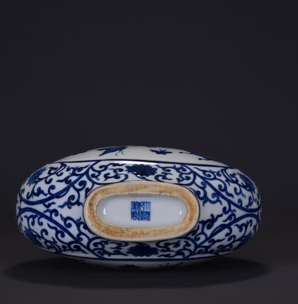 An old collection of Qing Dynasty Qianlong blue and white flat vase with a hundred butterflies - Image 9