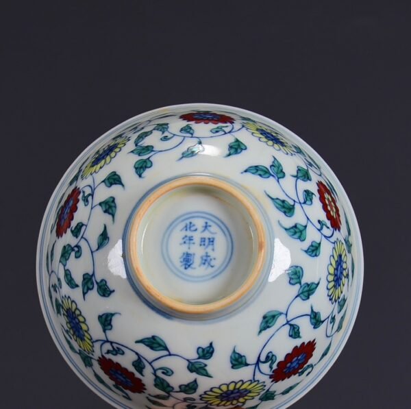 An old collection of Ming Chenghua Doucai bowl with twined flower patterns - Image 9
