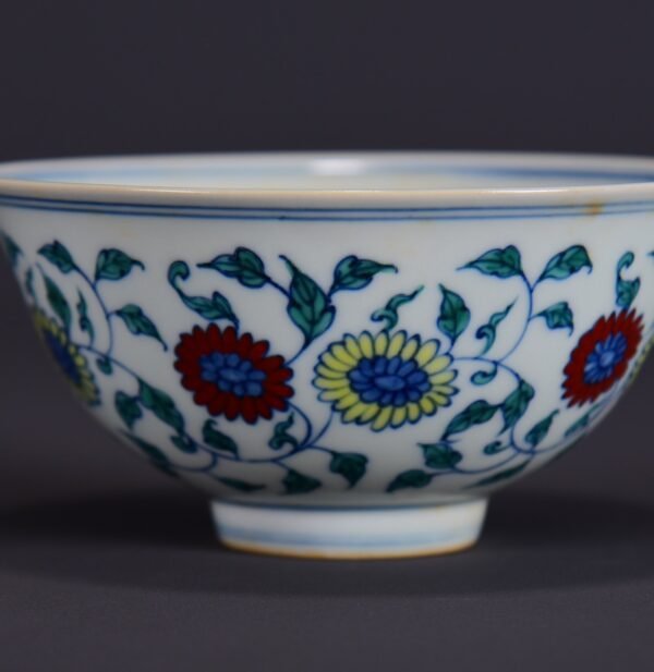 An old collection of Ming Chenghua Doucai bowl with twined flower patterns - Image 5