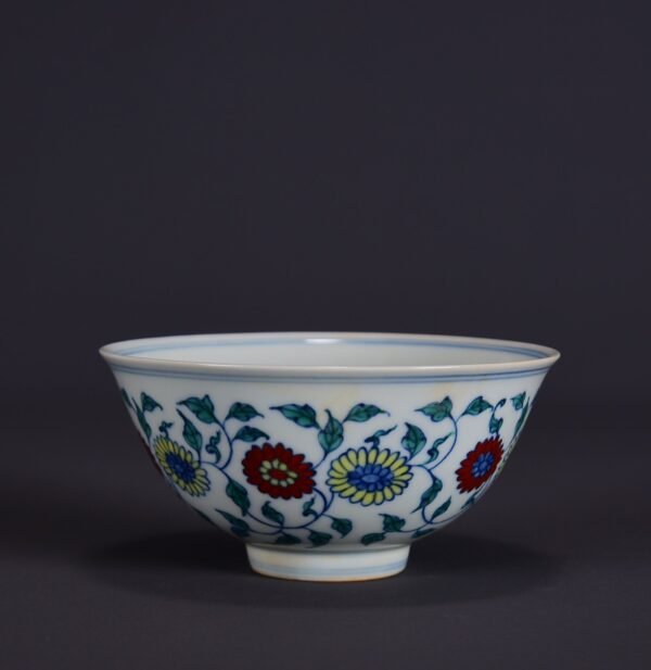 An old collection of Ming Chenghua Doucai bowl with twined flower patterns - Image 2