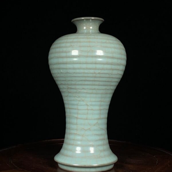 Song Dynasty official kiln string pattern plum vase