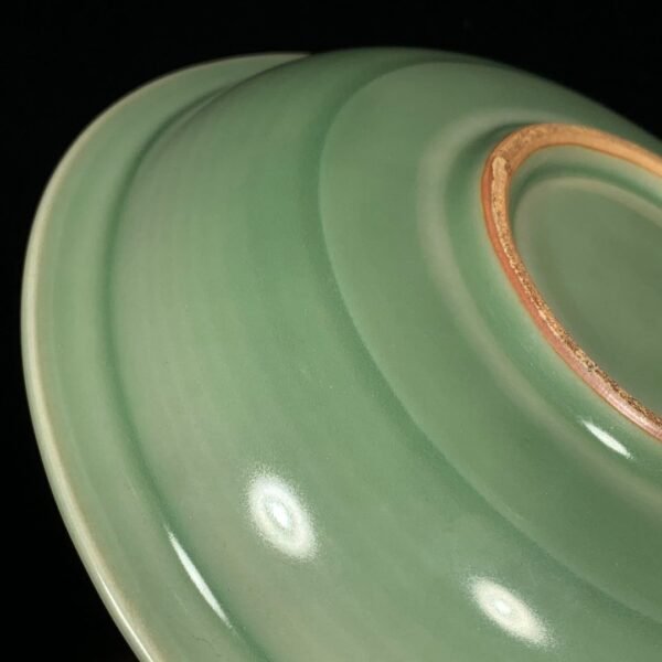 Song Dynasty Longquan Kiln plum green glaze fish pattern folded edge plate - Image 3