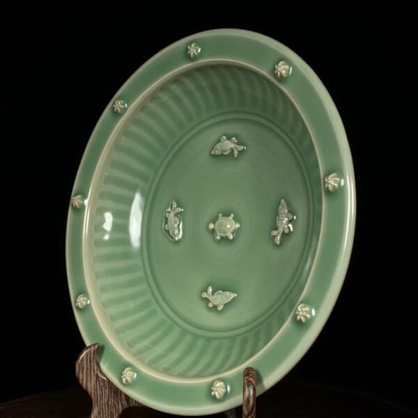 Song Dynasty Longquan Kiln plum green glaze fish pattern folded edge plate - Image 4