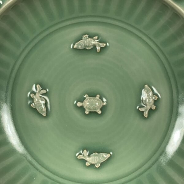 Song Dynasty Longquan Kiln plum green glaze fish pattern folded edge plate - Image 6