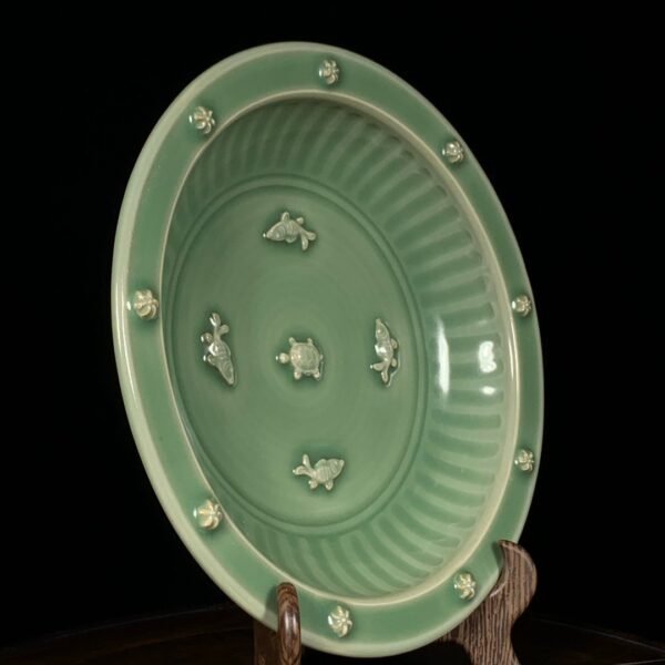 Song Dynasty Longquan Kiln plum green glaze fish pattern folded edge plate - Image 2