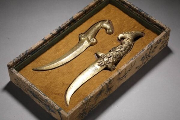 Tang Dynasty, a pair of finely cast copper-based gilded daggers