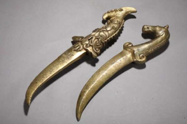 Tang Dynasty, a pair of finely cast copper-based gilded daggers - Image 2