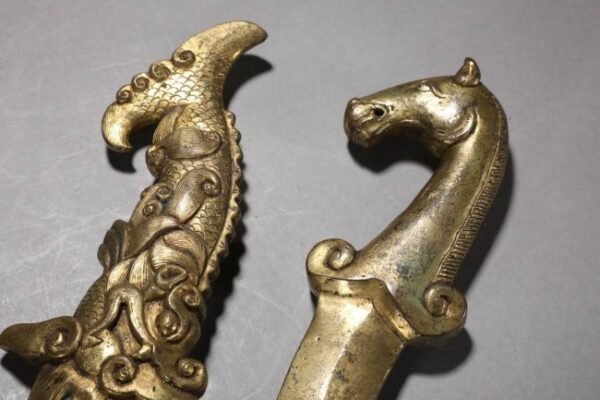 Tang Dynasty, a pair of finely cast copper-based gilded daggers - Image 3