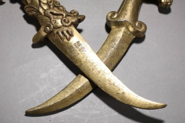 Tang Dynasty, a pair of finely cast copper-based gilded daggers - Image 4