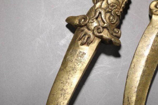 Tang Dynasty, a pair of finely cast copper-based gilded daggers - Image 8