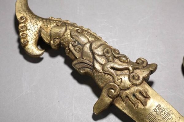 Tang Dynasty, a pair of finely cast copper-based gilded daggers - Image 9