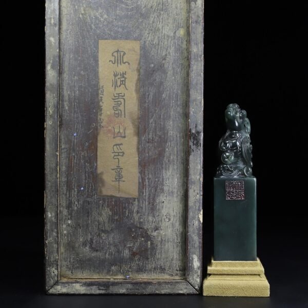 Old collection of wooden box Shoushan stone auspicious animal button seal