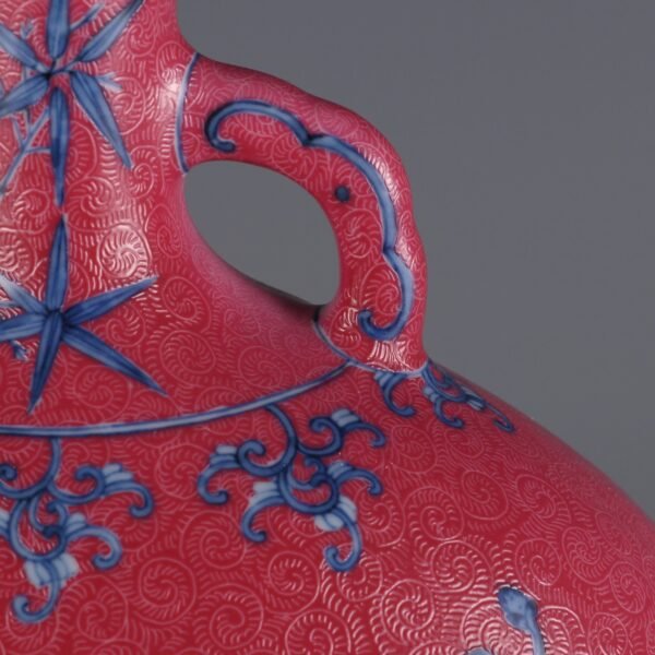 Qianlong period of the Qing Dynasty red ground with phoenix grass flower-and-bird flat vase - Image 6
