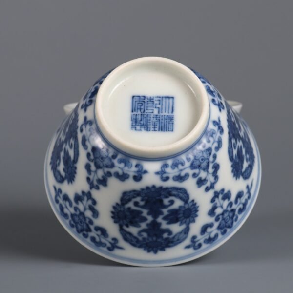 Qing Dynasty Qianlong period blue and white chrysanthemum pattern host cup - Image 8