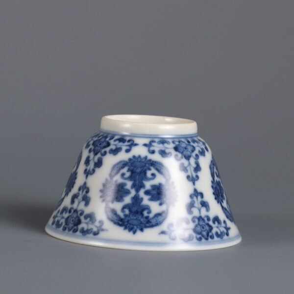Qing Dynasty Qianlong period blue and white chrysanthemum pattern host cup - Image 5
