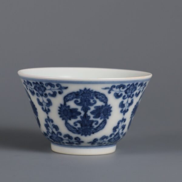 Qing Dynasty Qianlong period blue and white chrysanthemum pattern host cup - Image 4