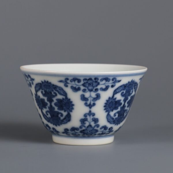 Qing Dynasty Qianlong period blue and white chrysanthemum pattern host cup - Image 2