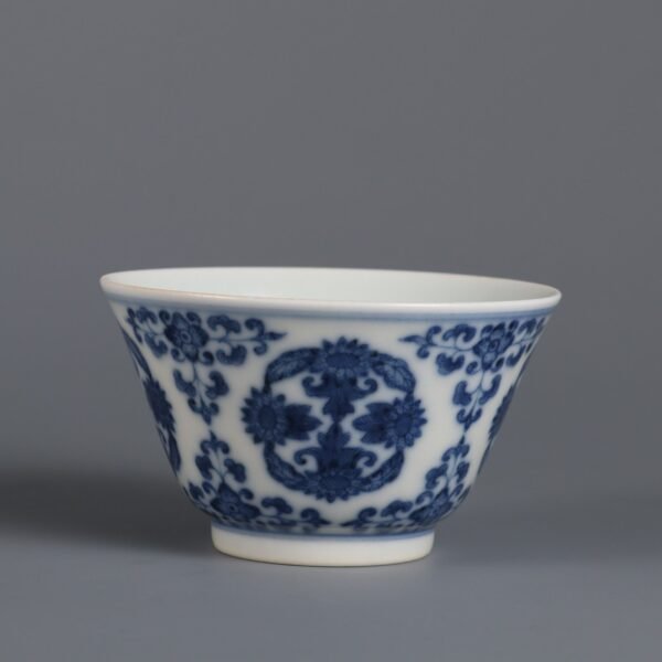 Qing Dynasty Qianlong period blue and white chrysanthemum pattern host cup