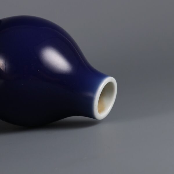 Qing Dynasty Qianlong period blue glaze gourd bottle - Image 3