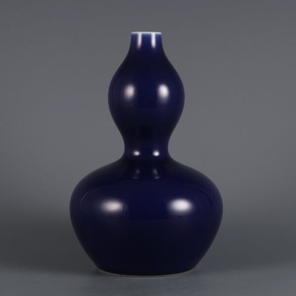 Qing Dynasty Qianlong period blue glaze gourd bottle