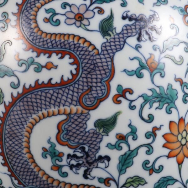 vase with doucai winding dragon pattern made in the Qianlong period of the Qing Dynasty - Image 4