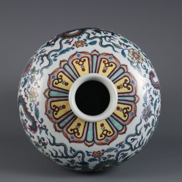 vase with doucai winding dragon pattern made in the Qianlong period of the Qing Dynasty - Image 7