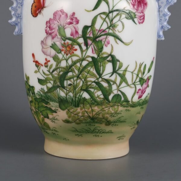 Qing Dynasty Qianlong period enameled butterfly love pattern double-handled vase - Image 3